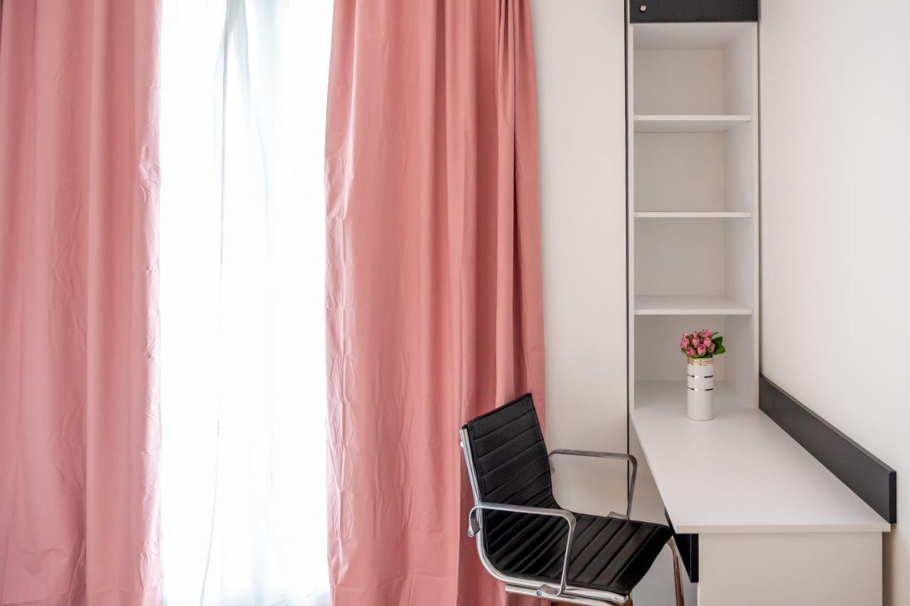 Sunny 1Bdr Apartment Near Center Szófia Kültér fotó