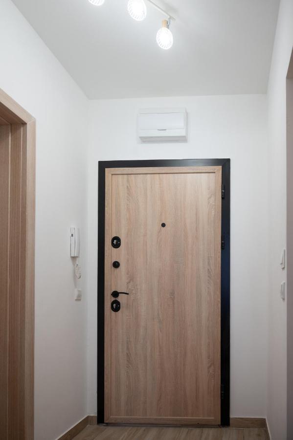 Sunny 1Bdr Apartment Near Center Szófia Kültér fotó